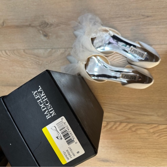 Badgley Mischka Women's White Flats with Bow - Picture 3 of 4